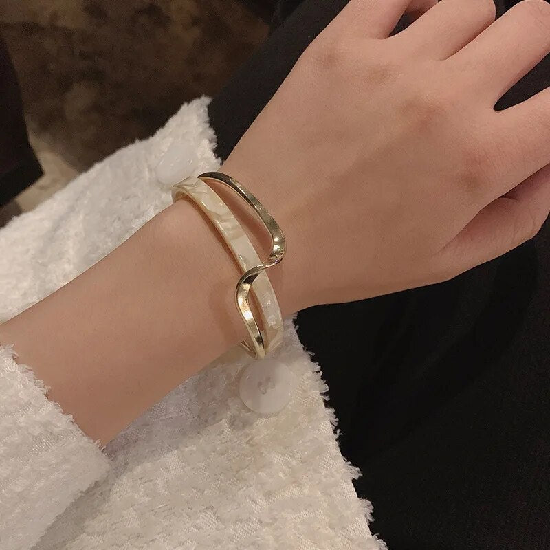 Wellenarmband mit Perleninlays - 18K vergoldetes Armband