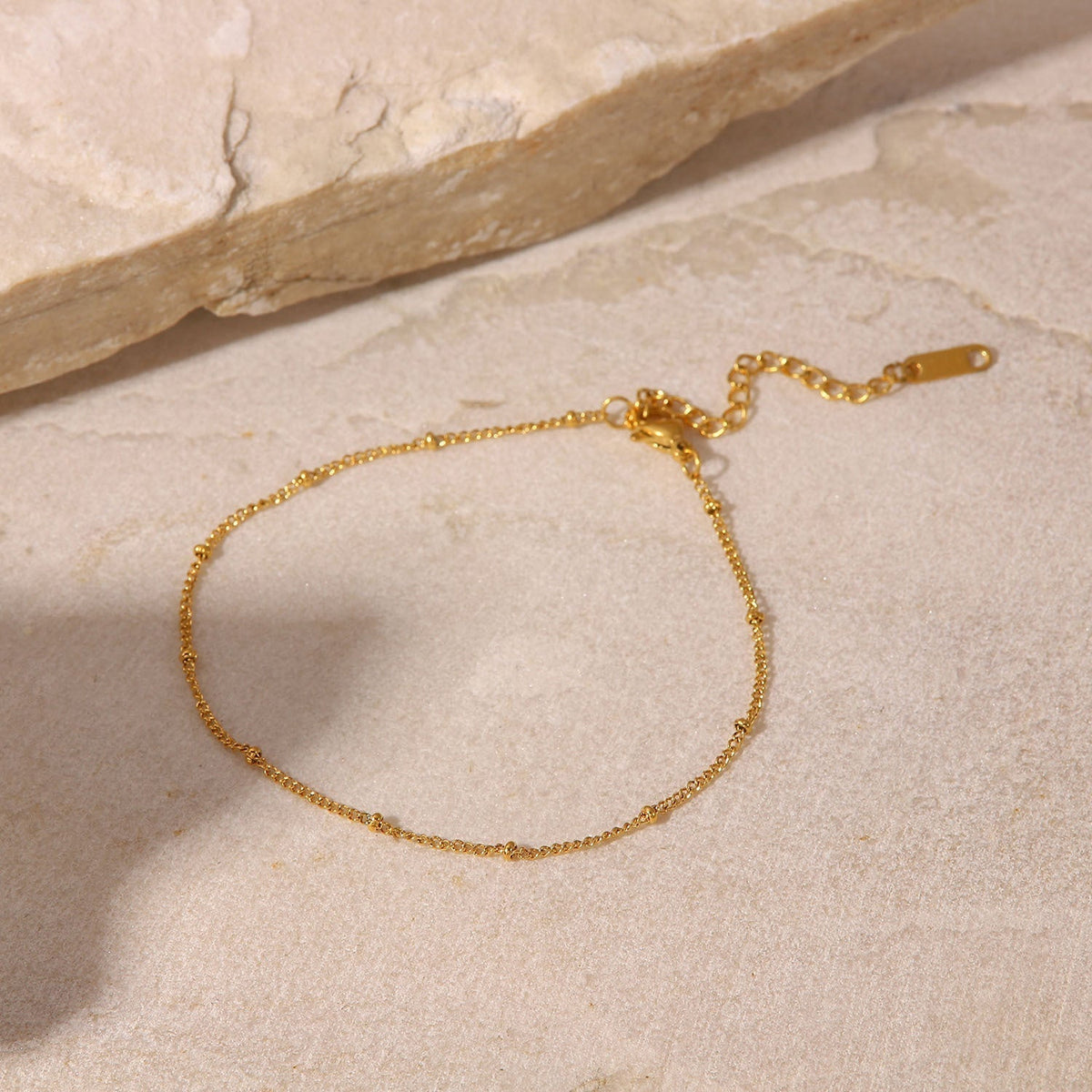 Wren – Elegante goldene Kette für den Knöchel