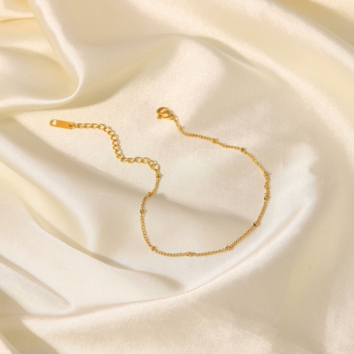 Wren – Elegante goldene Kette für den Knöchel