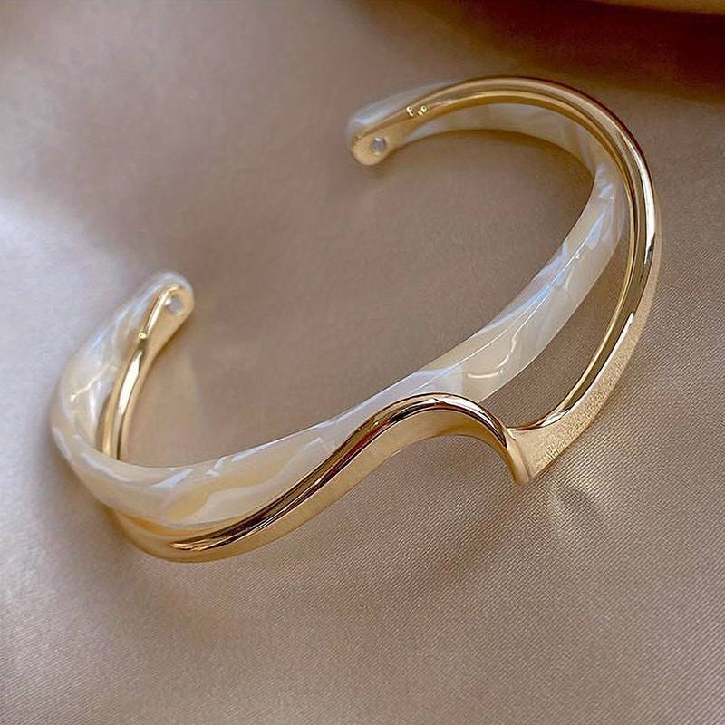 Wellenarmband mit Perleninlays - 18K vergoldetes Armband