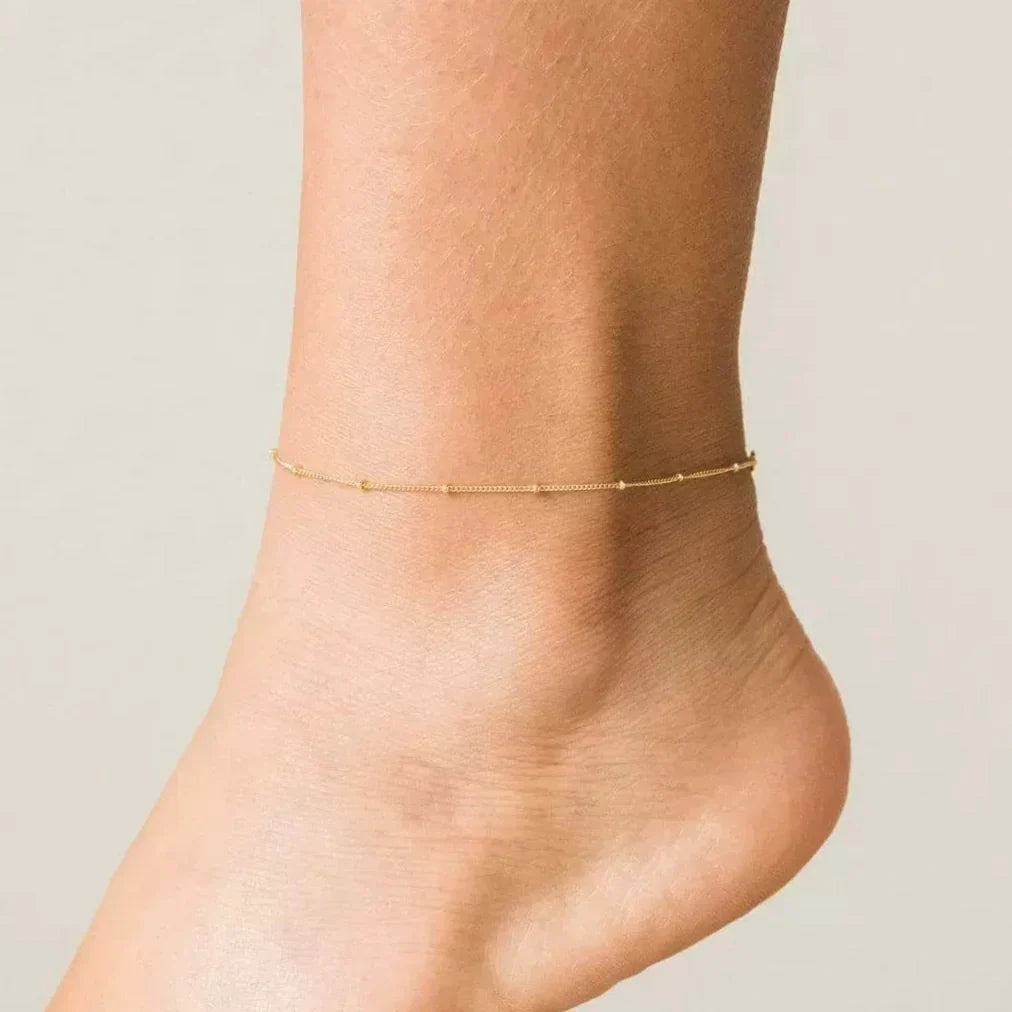 Wren – Elegante goldene Kette für den Knöchel