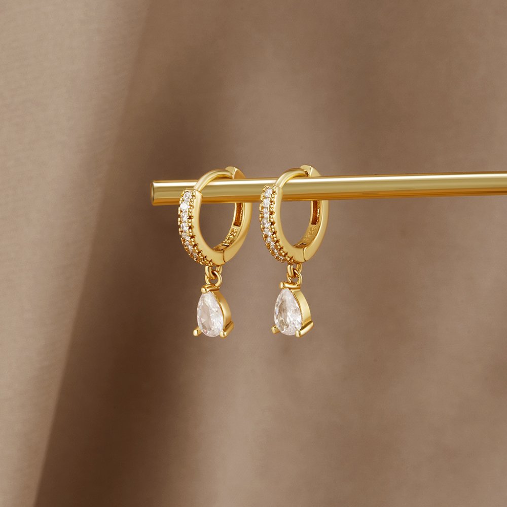 Goldene Creolen mit weißem CZ