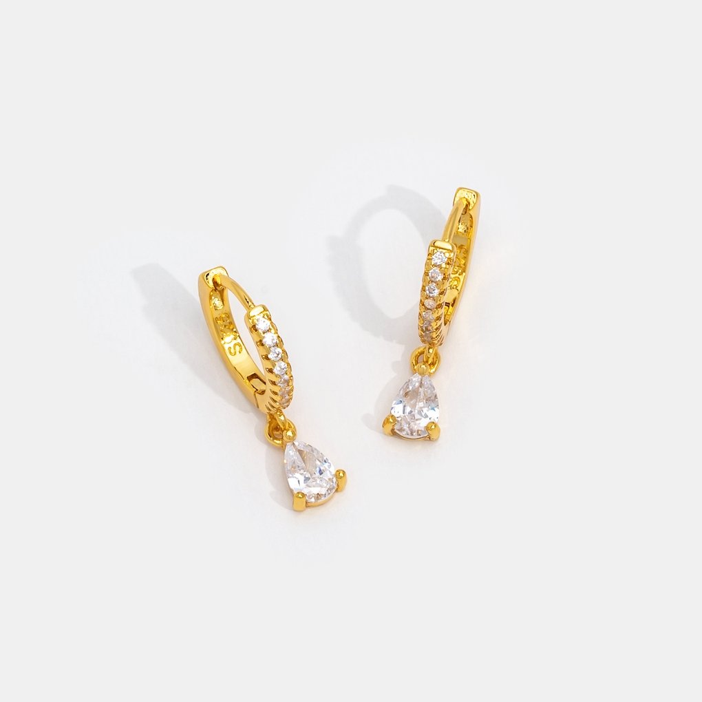 Goldene Creolen mit weißem CZ